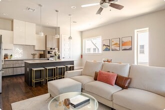 1817 N Saint Marys St, Unit #101 in San Antonio, TX - Foto de edificio - Building Photo