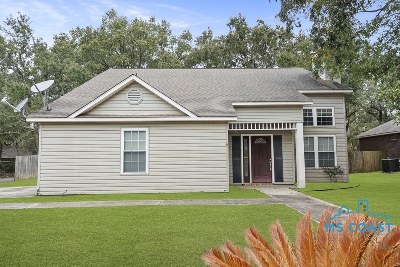 8612 Clamshell Ave in Ocean Springs, MS - Building Photo