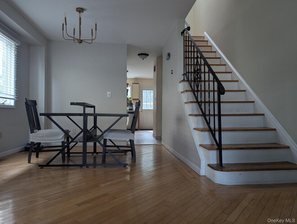 34 Nesaquake Ave in Port Washington, NY - Building Photo
