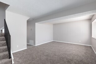 Village Square Townhomes in Cincinnati, OH - Building Photo