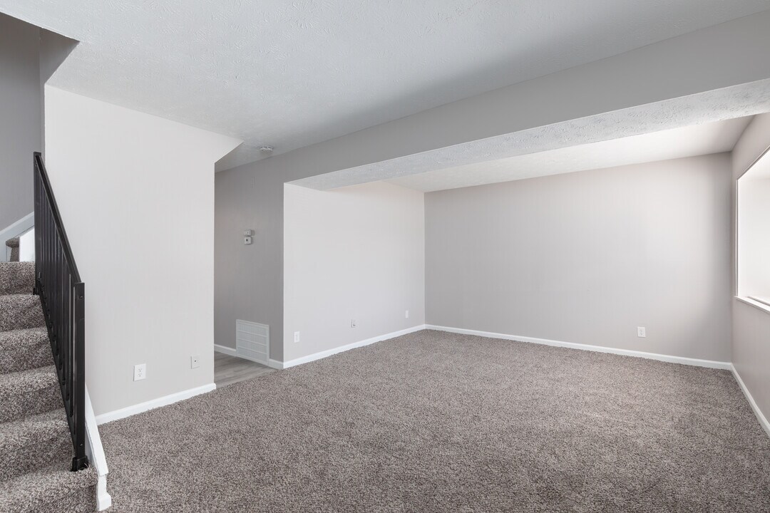 Village Square Townhomes in Cincinnati, OH - Building Photo