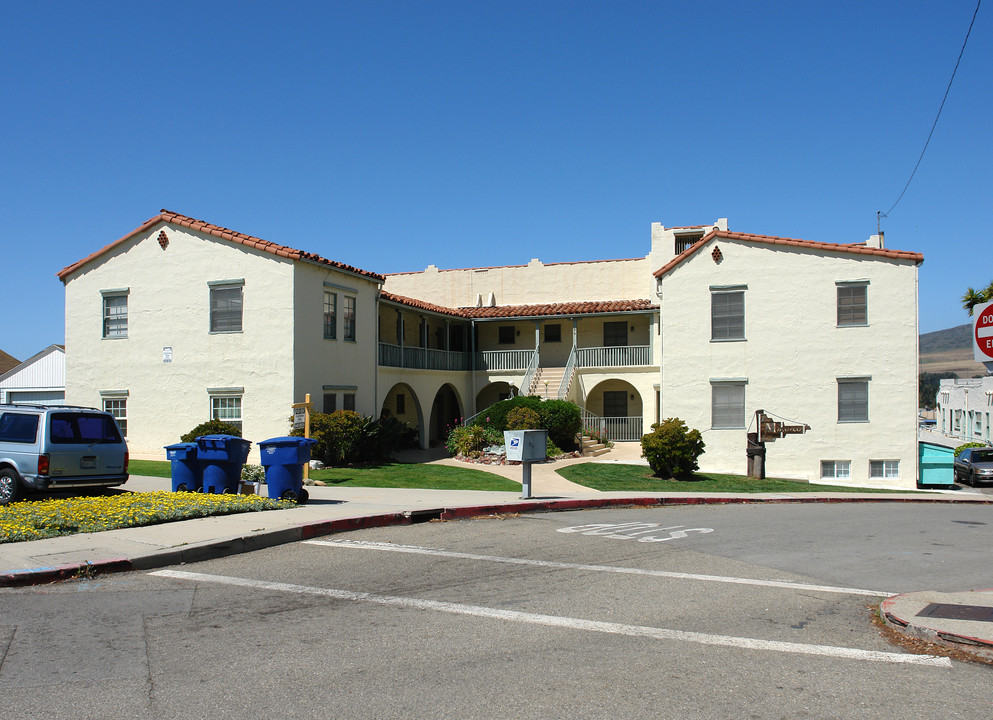 Miramar Apartments in Ventura, CA - Building Photo