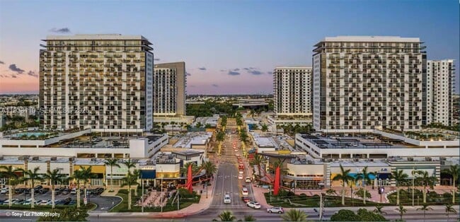 5300 Paseo Blvd in Doral, FL - Foto de edificio - Building Photo