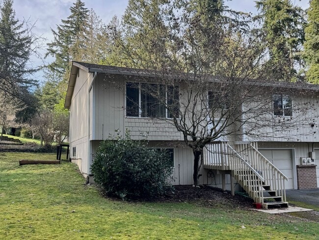 6915 Chico Way in Bremerton, WA - Building Photo - Building Photo