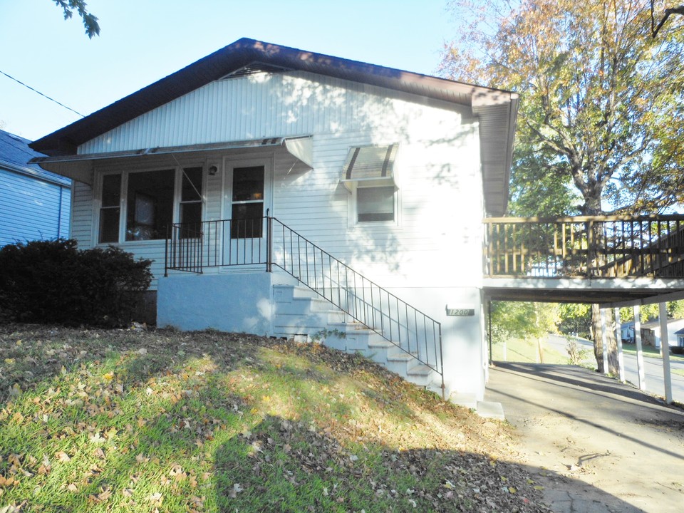 1200 State St in Collinsville, IL - Building Photo