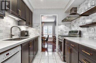 2006 Glenada Crescent in Oakville, ON - Building Photo - Building Photo