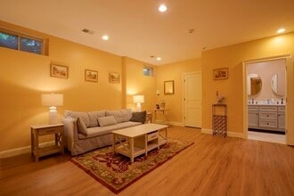 462 Heath St in Chestnut Hill, MA - Foto de edificio - Building Photo