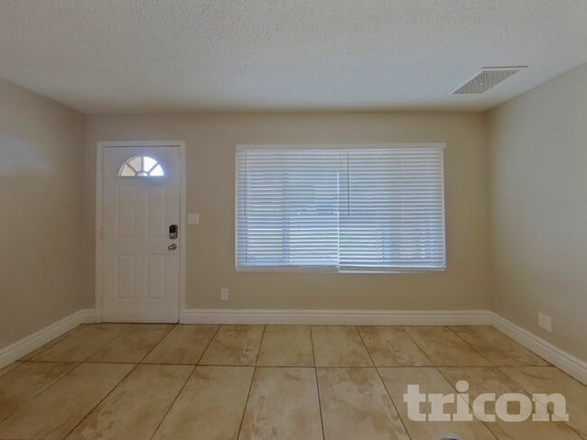 9833 N 47th Dr in Glendale, AZ - Foto de edificio - Building Photo