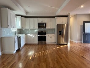 12 Lafayette St, Unit B in Wakefield, MA - Foto de edificio - Building Photo