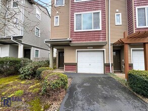 10733 NE Gateway Pl in Hillsboro, OR - Building Photo - Building Photo