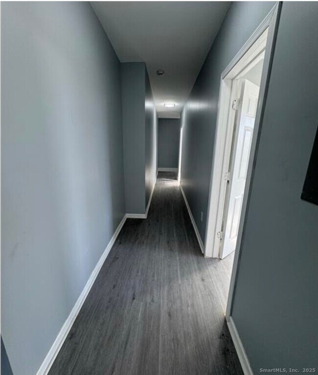 413 E Main St in Bridgeport, CT - Building Photo - Building Photo