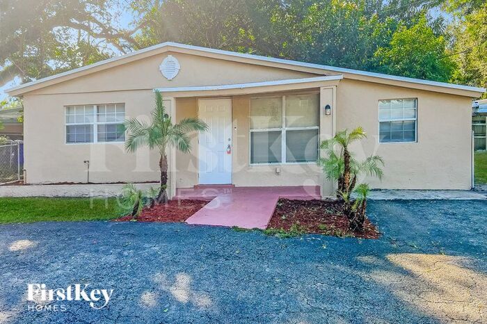 5740 Douglas St in Hollywood, FL - Building Photo
