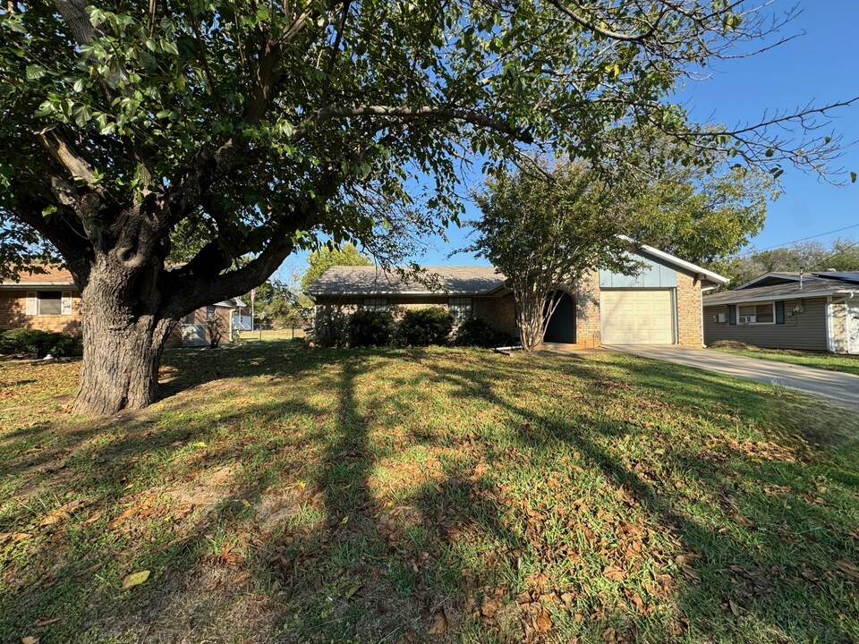 217 N Rowland Ave in Stephenville, TX - Foto de edificio