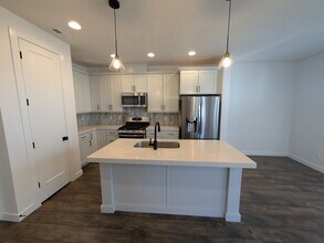 11201 S Kestrel Rise Rd in South Jordan, UT - Building Photo - Building Photo