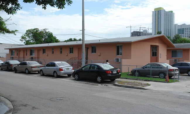 491-481 SW 9th St in Miami, FL - Building Photo - Building Photo