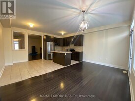 135 Lindbergh Dr in Vaughan, ON - Building Photo