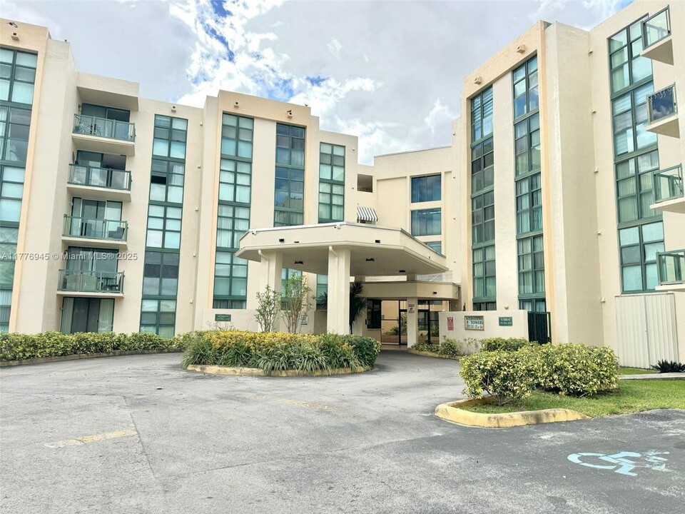 2055 SW 122nd Ave in Miami, FL - Building Photo