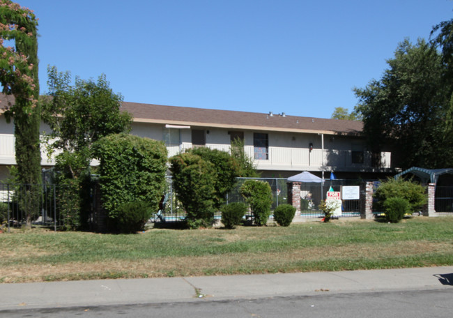 5506 Foothill Garden Ct in Sacramento, CA - Building Photo - Building Photo