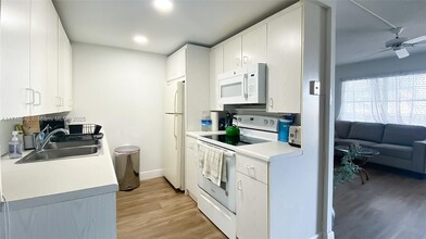 3009 Cornwall E in Boca Raton, FL - Foto de edificio - Building Photo
