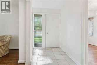 1095 Linbrook Rd in Oakville, ON - Building Photo - Building Photo