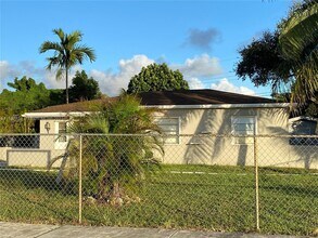 12531 E Golf Dr-Unit -1 in Miami, FL - Building Photo - Building Photo