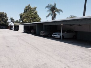 4935-4941 Whitsett Ave in Valley Village, CA - Building Photo - Building Photo
