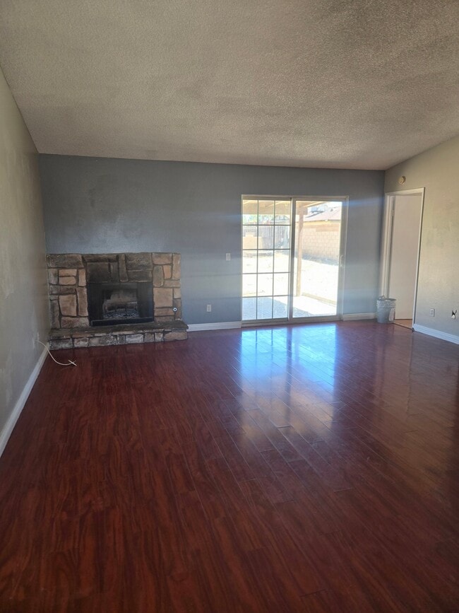 37210 Sabal Ave in Palmdale, CA - Foto de edificio - Building Photo