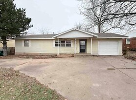 8 Highland Dr in Perry, OK - Building Photo
