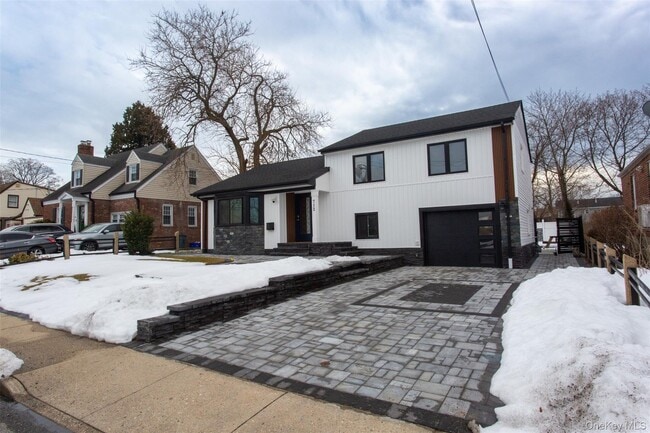 712 Barnes Ave in Baldwin, NY - Building Photo - Building Photo