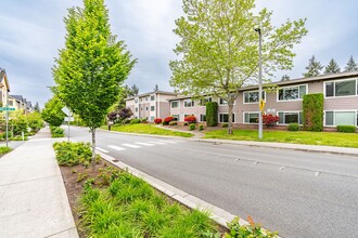 Crossroads Garden Apartments in Bellevue, WA - Foto de edificio - Building Photo