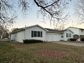 819 Deerfield Rd in Chatham, IL - Building Photo