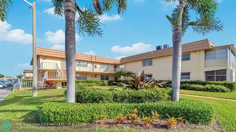 213 Saxony Ln in Delray Beach, FL - Building Photo