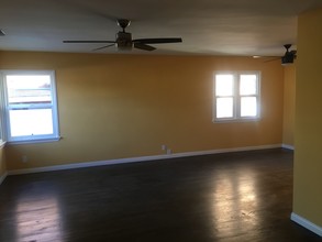 11300 Emelita St in North Hollywood, CA - Building Photo - Building Photo