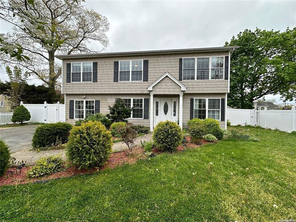 98 Cortelyou St in Islip, NY - Building Photo