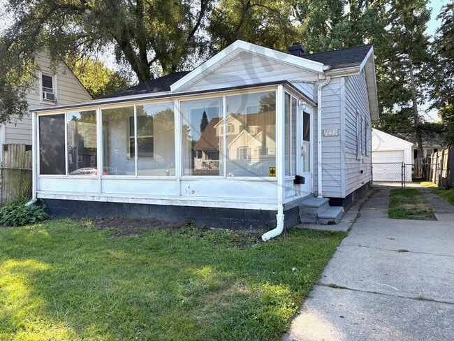7032 Fisher Ave in Warren, MI - Building Photo - Building Photo