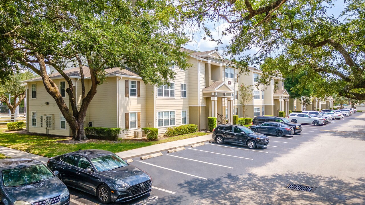 Lakewood Shores in Brandon, FL - Building Photo