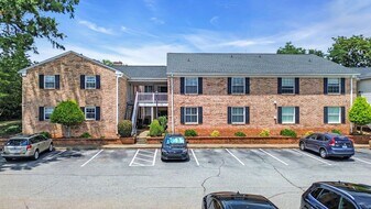 925 Cleveland St in Greenville, SC - Building Photo