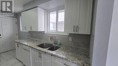 33 Archdekin Dr in Brampton, ON - Building Photo - Building Photo