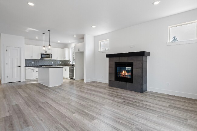 971 W Linda Ave in Sisters, OR - Foto de edificio - Building Photo