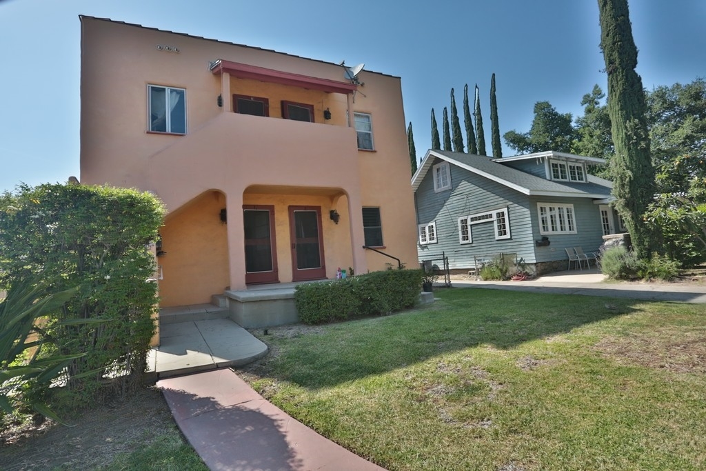 123 S Grand Oaks Ave in Pasadena, CA - Building Photo