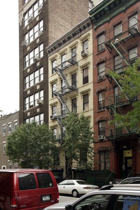 7 E Third St in New York, NY - Building Photo