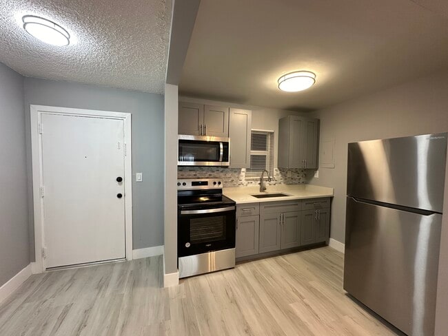 1337 NW 1st St, Unit #6 in Miami, FL - Foto de edificio - Building Photo