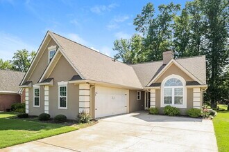 385 Fairway Ct in Newnan, GA - Foto de edificio - Building Photo