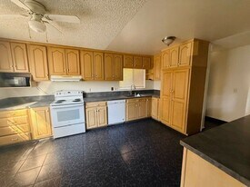 5462 Adobe Falls Rd in San Diego, CA - Building Photo