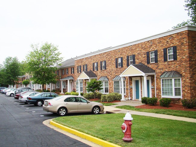 Churchill Mews Apartments in Fairfax, VA - Building Photo - Building Photo