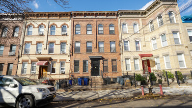 17-31 Linden St in Ridgewood, NY - Building Photo - Building Photo