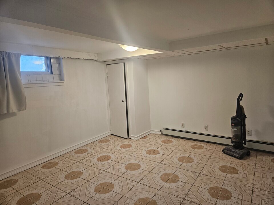 624 Covert Ave in New Hyde Park, NY - Building Photo