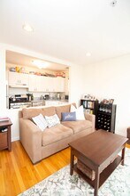 300 Washington St, Unit 4 in Brookline, MA - Foto de edificio - Building Photo