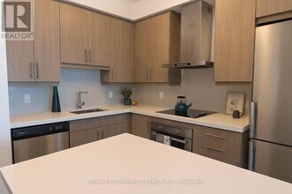 2087 Fairview St in Burlington, ON - Building Photo - Building Photo