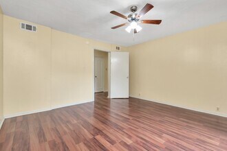 4702 Cashel Cir in Houston, TX - Foto de edificio - Building Photo